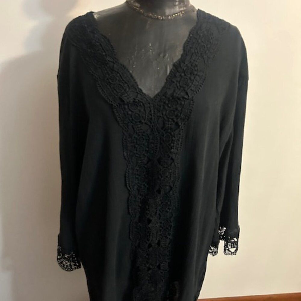 Issac Mizrahi Black Gauze Lace on V-neck, front, sleeve & bottom tunic, size XXL